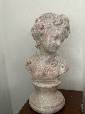 Meet your Posher, Mona